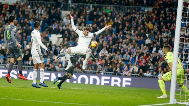 Pemain Real Madrid Sergio Ramos melompat saat berada depan gawang Real Sociedad